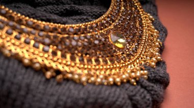 Güzel arkaplanda Hint Geleneksel Altın Mücevherleri.