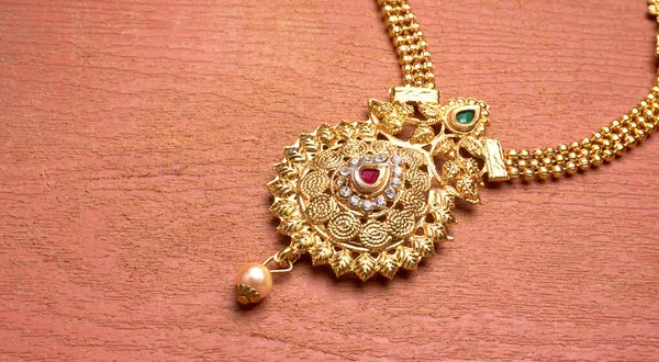 Indyjska Tradycyjna Złota Biżuteria Pięknym Tle — Zdjęcie stockowe