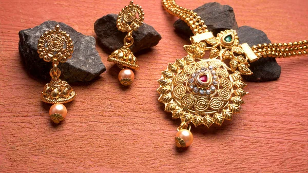 Индийские Традиционные Золотые Украшения Прекрасном Фоне — стоковое фото