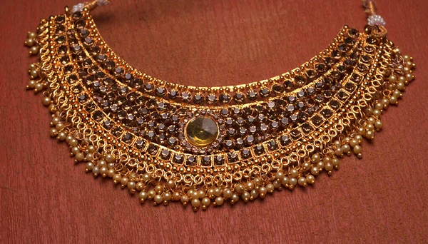 Güzel Arkaplanda Hint Geleneksel Altın Mücevherleri — Stok fotoğraf