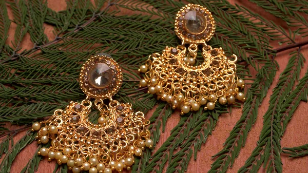 Ινδικά Παραδοσιακά Χρυσά Σκουλαρίκια Κοσμήματα Όμορφο Φόντο — Φωτογραφία Αρχείου