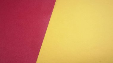 Sarı ve kırmızı kağıt arka plan. Birincil renk kavramı. Açı ve köşegen çizgiler. Üst görünüm düzlüğü kopyalama alanı ile yatıyordu.