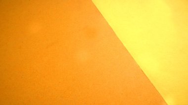 Sarı ve kahverengi kağıt arka plan. Birincil renk kavramı. Açı ve köşegen çizgiler. Üst görünüm düzlüğü kopyalama alanı ile yatıyordu.