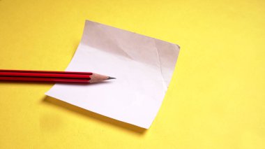 Sarı arkaplanda kalem, yakın plan.