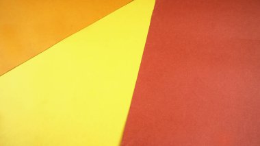 Sarı ve kahverengi kağıt arka plan. Birincil renk kavramı. Açı ve köşegen çizgiler. Üst görünüm düzlüğü kopyalama alanı ile yatıyordu.