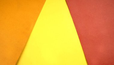 Sarı ve kahverengi kağıt arka plan. Birincil renk kavramı. Açı ve köşegen çizgiler. Üst görünüm düzlüğü kopyalama alanı ile yatıyordu.