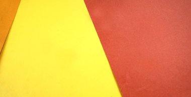 Sarı ve kahverengi kağıt arka plan. Birincil renk kavramı. Açı ve köşegen çizgiler. Üst görünüm düzlüğü kopyalama alanı ile yatıyordu.