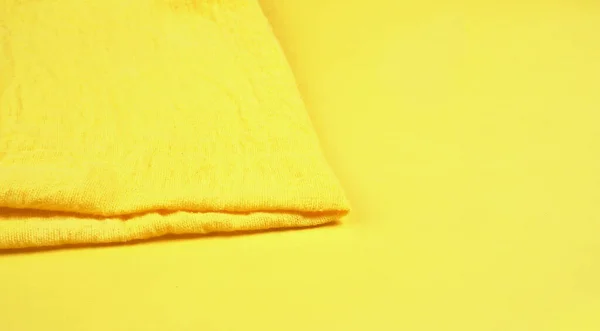 Toalha Amarela Sobre Fundo Amarelo Close — Fotografia de Stock
