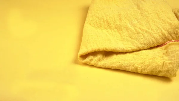 Žlutý Ručník Přes Žluté Pozadí Detailní Záběr — Stock fotografie