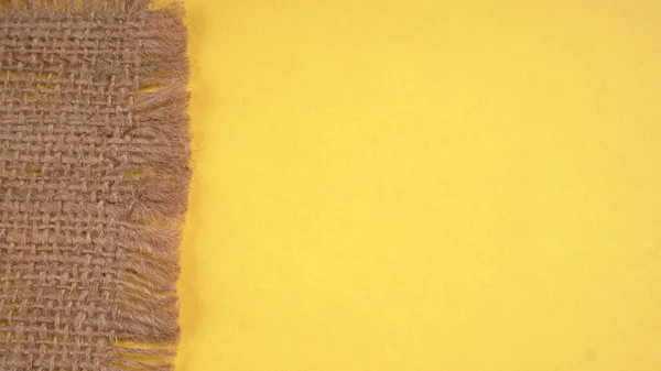 黄色背景上的褐色餐巾 — 图库照片