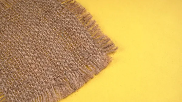 黄色背景上的褐色餐巾 — 图库照片
