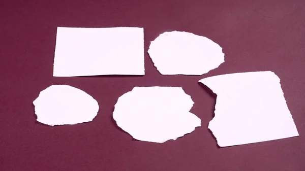 Morceaux Papier Blanc Pour Texte Message Collé Sur Fond Violet — Photo