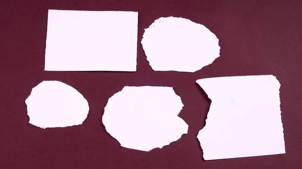 Morceaux Papier Blanc Pour Texte Message Collé Sur Fond Violet — Photo