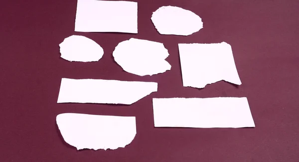 Morceaux Papier Blanc Pour Texte Message Collé Sur Fond Violet — Photo