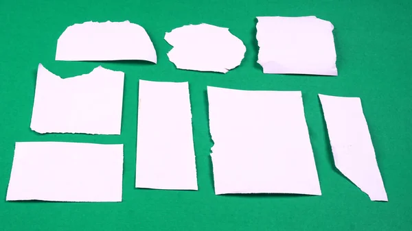 Białe Kartki Papieru Tekst Lub Wiadomość Zielonym Tle — Zdjęcie stockowe