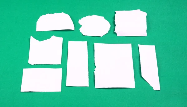 Белые Листы Бумаги Текста Сообщения Наклеенные Зеленом Фоне — стоковое фото