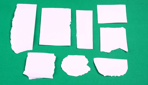 Witte Stukjes Papier Voor Tekst Boodschap Groene Achtergrond — Stockfoto