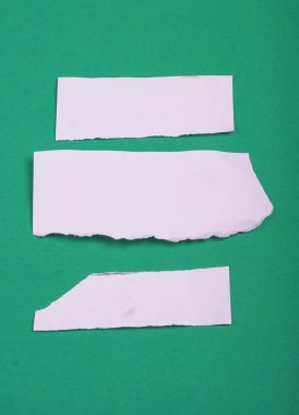 Yeşil arkaplana sıkışmış mesaj veya metin için beyaz kağıt parçaları.