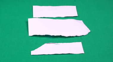 Yeşil arkaplana sıkışmış mesaj veya metin için beyaz kağıt parçaları.