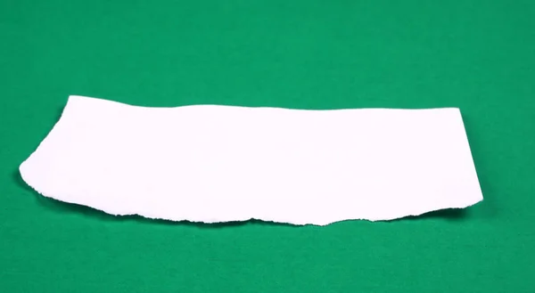 Yeşil arkaplana sıkışmış mesaj veya metin için beyaz kağıt parçaları.
