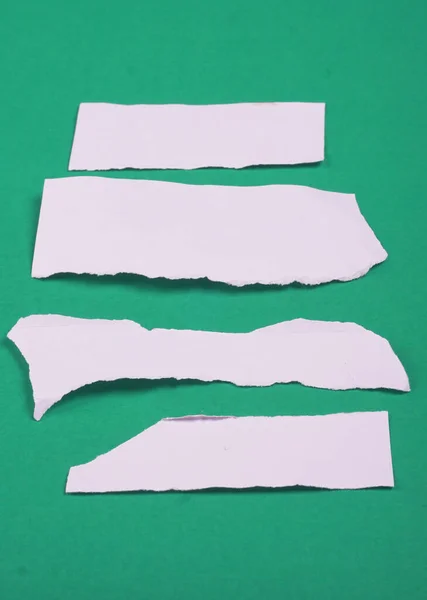 Pedaços Papel Branco Para Texto Mensagem Presa Fundo Verde — Fotografia de Stock