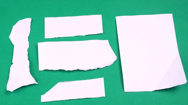 Weiße Zettel Für Text Oder Nachricht Auf Grünem Hintergrund — Stockfoto