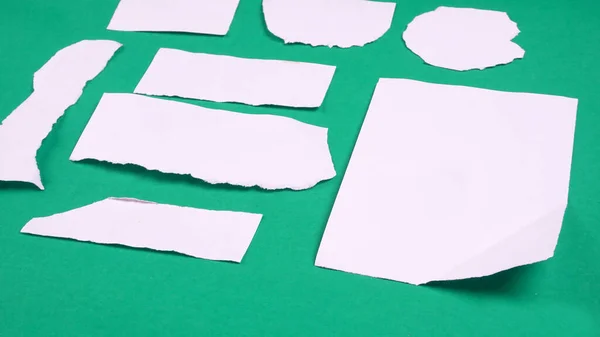 緑の背景に貼られたテキストやメッセージのための白い紙 — ストック写真