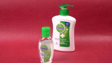 PUNE, Hindistan - 30 Mayıs 2020: detol marka el dezenfektanı jeli ve antiseptik sıvı şişeleri. Covid-19 salgınında en çok ihtiyaç duyulan sağlık malzemeleri yerel pazarda satılıyor..