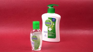 PUNE, Hindistan - 30 Mayıs 2020: detol marka el dezenfektanı jeli ve antiseptik sıvı şişeleri. Covid-19 salgınında en çok ihtiyaç duyulan sağlık malzemeleri yerel pazarda satılıyor..