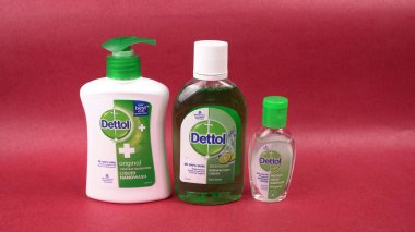 PUNE, Hindistan - 30 Mayıs 2020: detol marka el dezenfektanı jeli ve antiseptik sıvı şişeleri. Covid-19 salgınında en çok ihtiyaç duyulan sağlık malzemeleri yerel pazarda satılıyor..