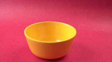 Güzel, boş seramik kaplar parlak arka planda sıcak, mutlu renkler..