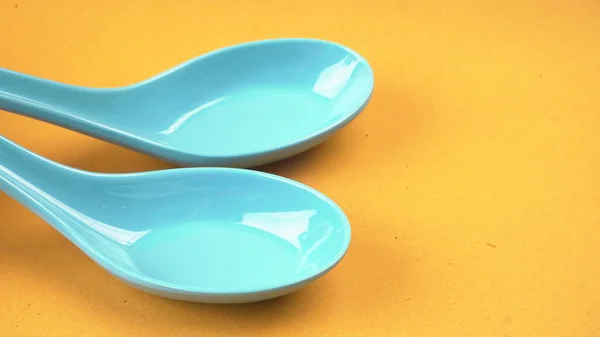 Renkli arkaplanda boş plastik kaşıklar