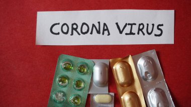 Corona virüsü içeren bir ilaç. Beyaz kağıtta COVID-19. Şu ana kadar doğru bir ilaç bulunamadı. Düz konum, metin için boşluk