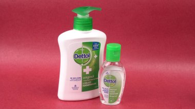 PUNE, Hindistan - 30 Mayıs 2020: detol marka el dezenfektanı jeli ve antiseptik sıvı şişeleri. Covid-19 salgınında en çok ihtiyaç duyulan sağlık malzemeleri yerel pazarda satılıyor..