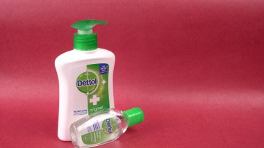 PUNE, Hindistan - 30 Mayıs 2020: detol marka el dezenfektanı jeli ve antiseptik sıvı şişeleri. Covid-19 salgınında en çok ihtiyaç duyulan sağlık malzemeleri yerel pazarda satılıyor..