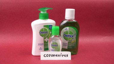 PUNE, Hindistan - 30 Mayıs 2020: detol marka el dezenfektanı jeli ve antiseptik sıvı şişeleri. Covid-19 salgınında en çok ihtiyaç duyulan sağlık malzemeleri yerel pazarda satılıyor..
