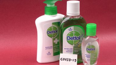 PUNE, Hindistan - 30 Mayıs 2020: detol marka el dezenfektanı jeli ve antiseptik sıvı şişeleri. Covid-19 salgınında en çok ihtiyaç duyulan sağlık malzemeleri yerel pazarda satılıyor..