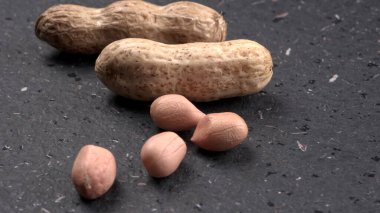 Karanlık arka planda kabuklu organik fıstıklar. Sağlıklı ve besleyici gıdalar için birebir.. 