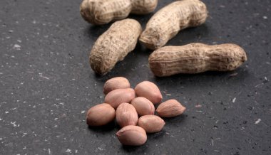 Karanlık arka planda kabuklu organik fıstıklar. Sağlıklı ve besleyici gıdalar için birebir.. 