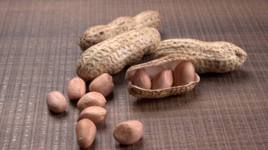 Karanlık arka planda kabuklu organik fıstıklar. Sağlıklı ve besleyici gıdalar için birebir.. 
