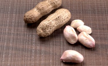 Karanlık arka planda kabuklu organik fıstıklar. Sağlıklı ve besleyici gıdalar için birebir.. 