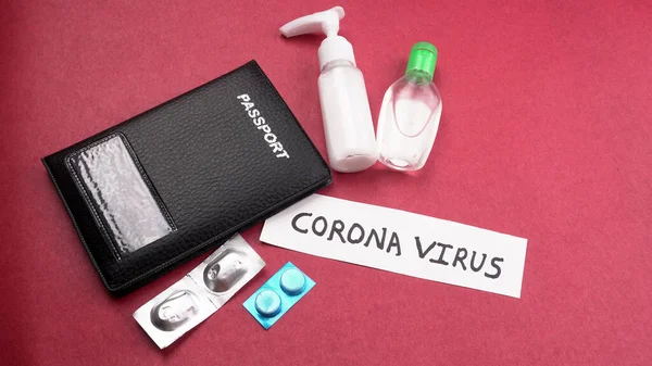 Wirus Koronawirusowy Koncepcja Podróży Uwaga Covid Koronawirus Paszport Środkiem Dezynfekującym — Zdjęcie stockowe