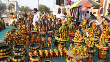 JODHPUR, INDIA - 12 AĞUSTOS 2019: Saat Kulesi olarak da bilinen Ghanta Ghar yakınlarındaki Sardar pazarından alışveriş yapan kimliği belirsiz kişiler.