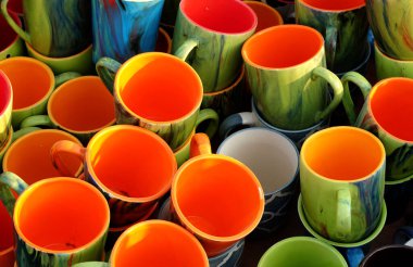 Piyasada satılacak renkli kupalar ve kaseler koleksiyonu