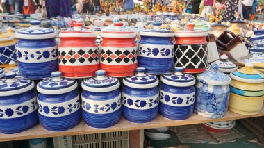 Piyasada satılacak renkli tencere ve vazoların koleksiyonu