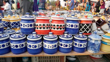 Piyasada satılacak renkli tencere ve vazoların koleksiyonu