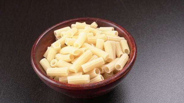 Pasta Penne Cruda Tazón Sobre Fondo Negro —  Fotos de Stock