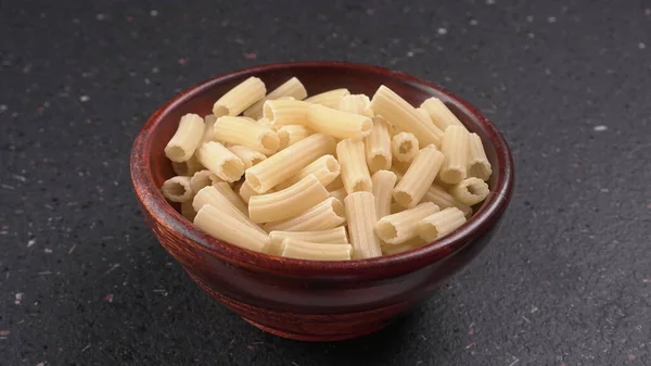 Pasta Penne Cruda Tazón Sobre Fondo Negro —  Fotos de Stock