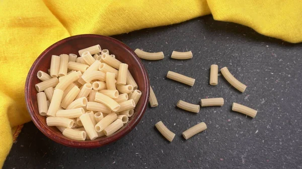 Pasta Penne Cruda Tazón Sobre Fondo Negro —  Fotos de Stock