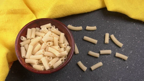 Rauwe Penne Pasta Schaal Zwarte Achtergrond — Stockfoto